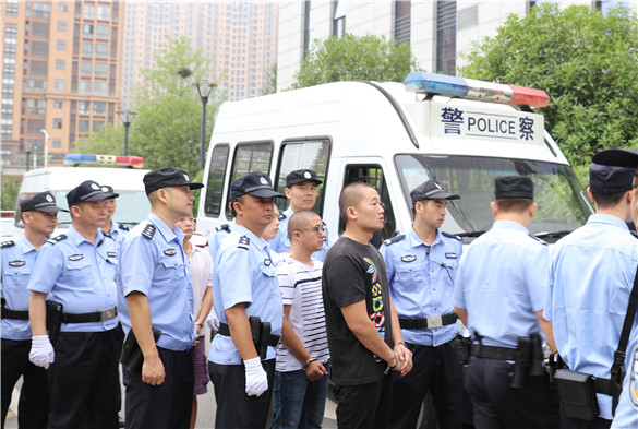 严格按照分工，各司其职押解犯人至法院.JPG