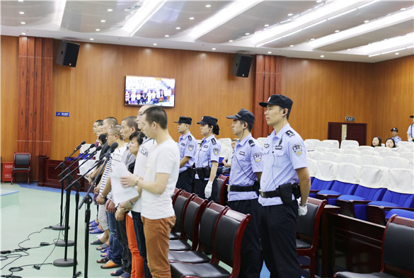 庭审现场，值庭法警严阵以待，密切注视着庭审现场.JPG