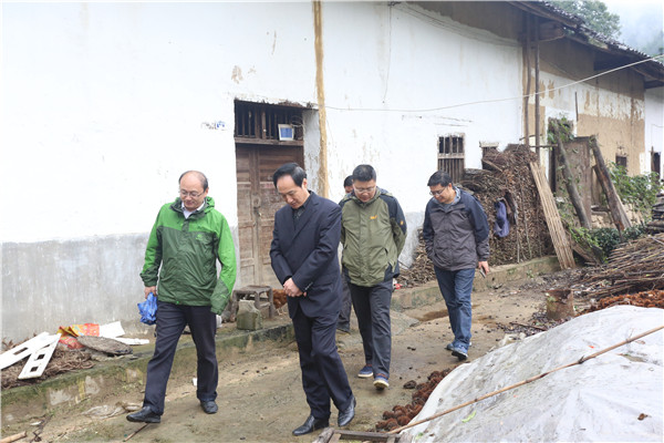 实地查看易地搬迁建设及灾后重建工作.JPG