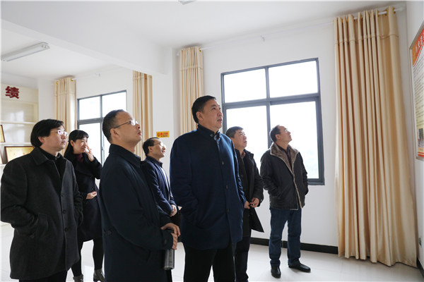 参观荣誉室.JPG