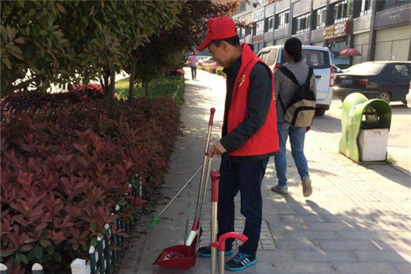志愿者扫地.jpg