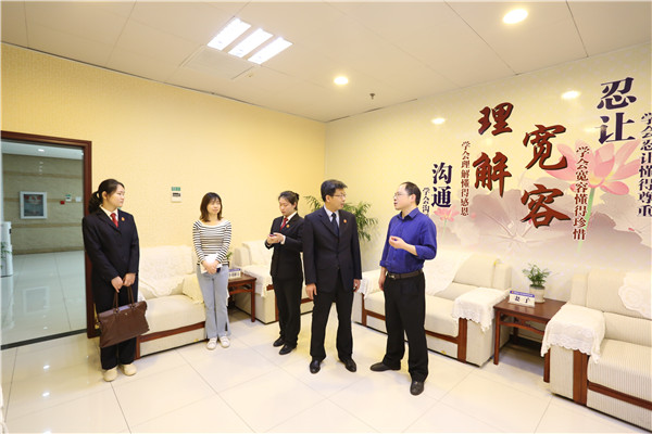 参观调解室.JPG