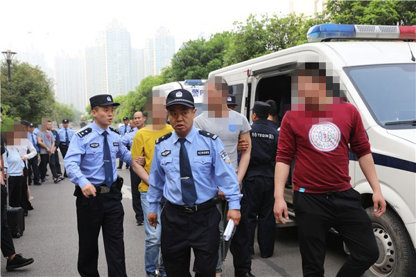 押解被告人.JPG