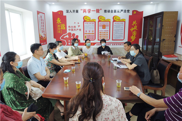 向代表委员介绍案情.JPG