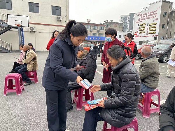 黄花法庭干警发放宣传册.jpg