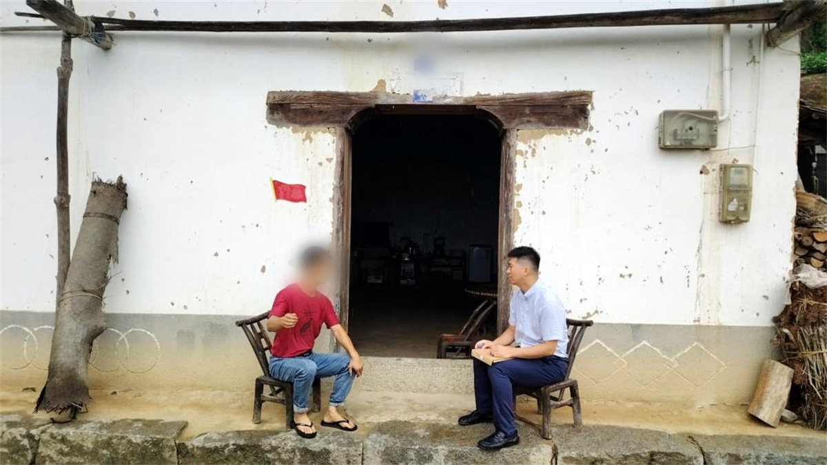 乐天溪法庭到当事人家中调解纠纷.jpg